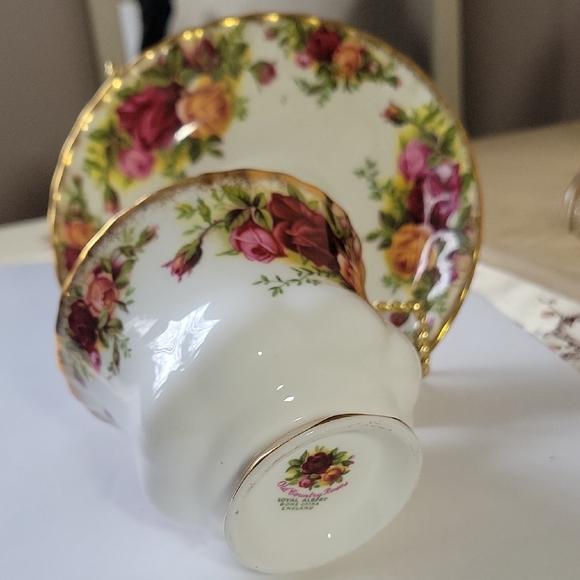 Old Country Roses Teacup & Saucet Set - Picture 3 of 3